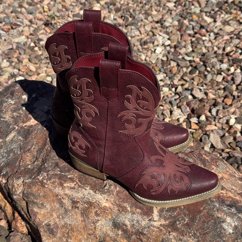 Sea Burgundy Ankle Boots with Embroidered Design